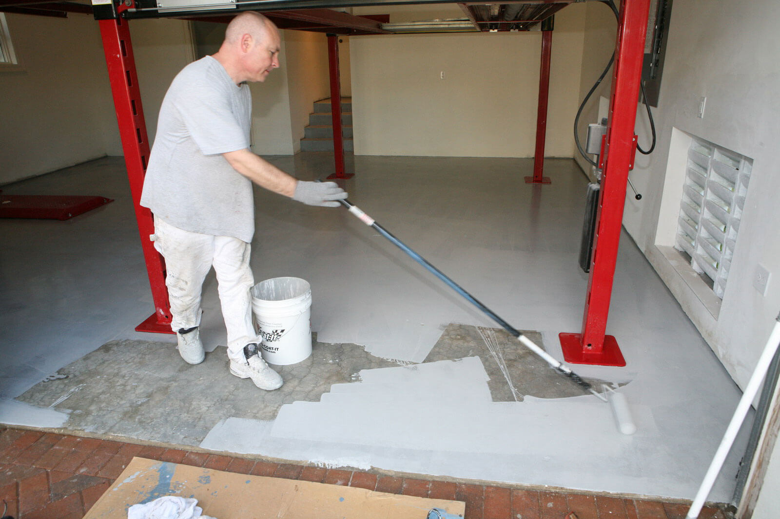 Окраска бетонных поверхностей. AKROPUR b50 (Акропур б50) полиуретановая краска для бетонных полов. Бетонный пол в гараже. Покраска бетонного пола. Наливной пол в гараже.